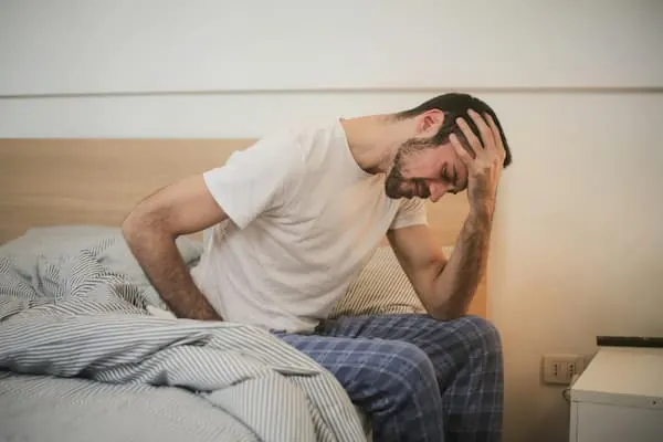 Persona cansada al levantarse en la mañana