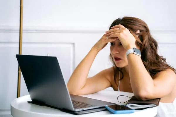 Mujer con dificultad para concentrarse frente al computador